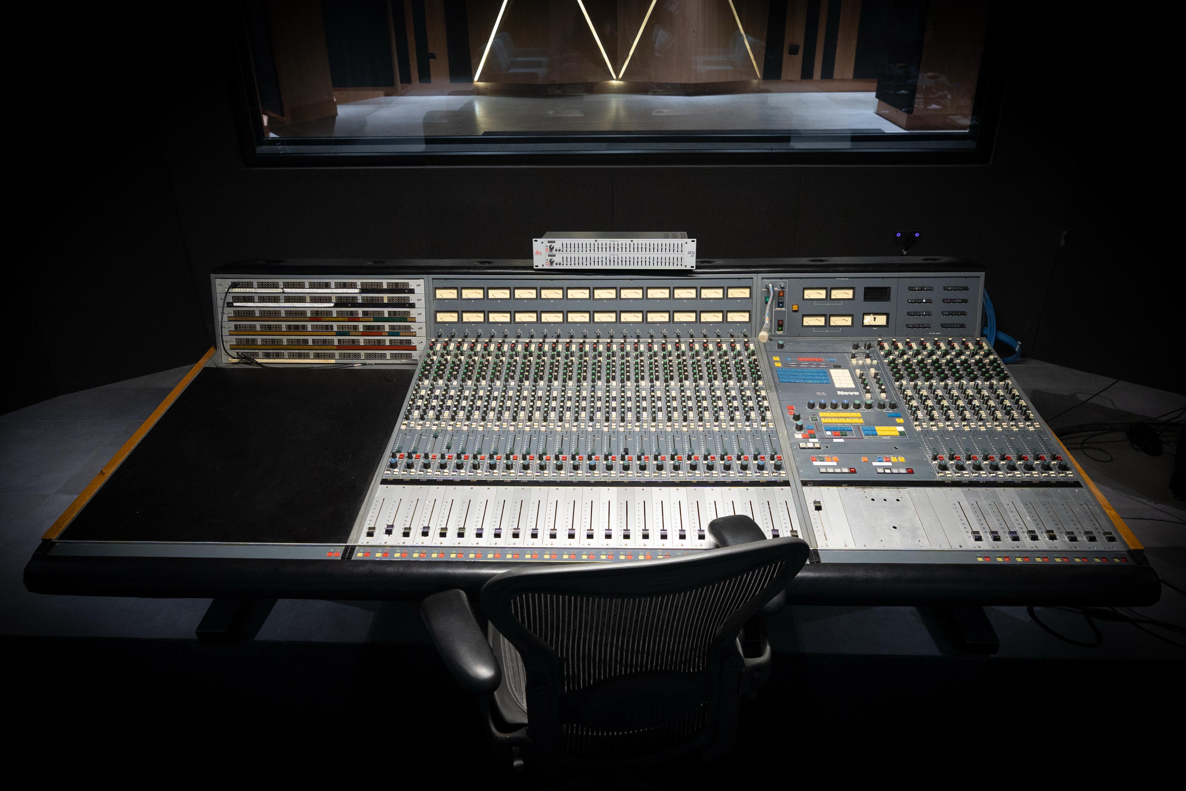 Mixing on vintage or modern mixing consoles