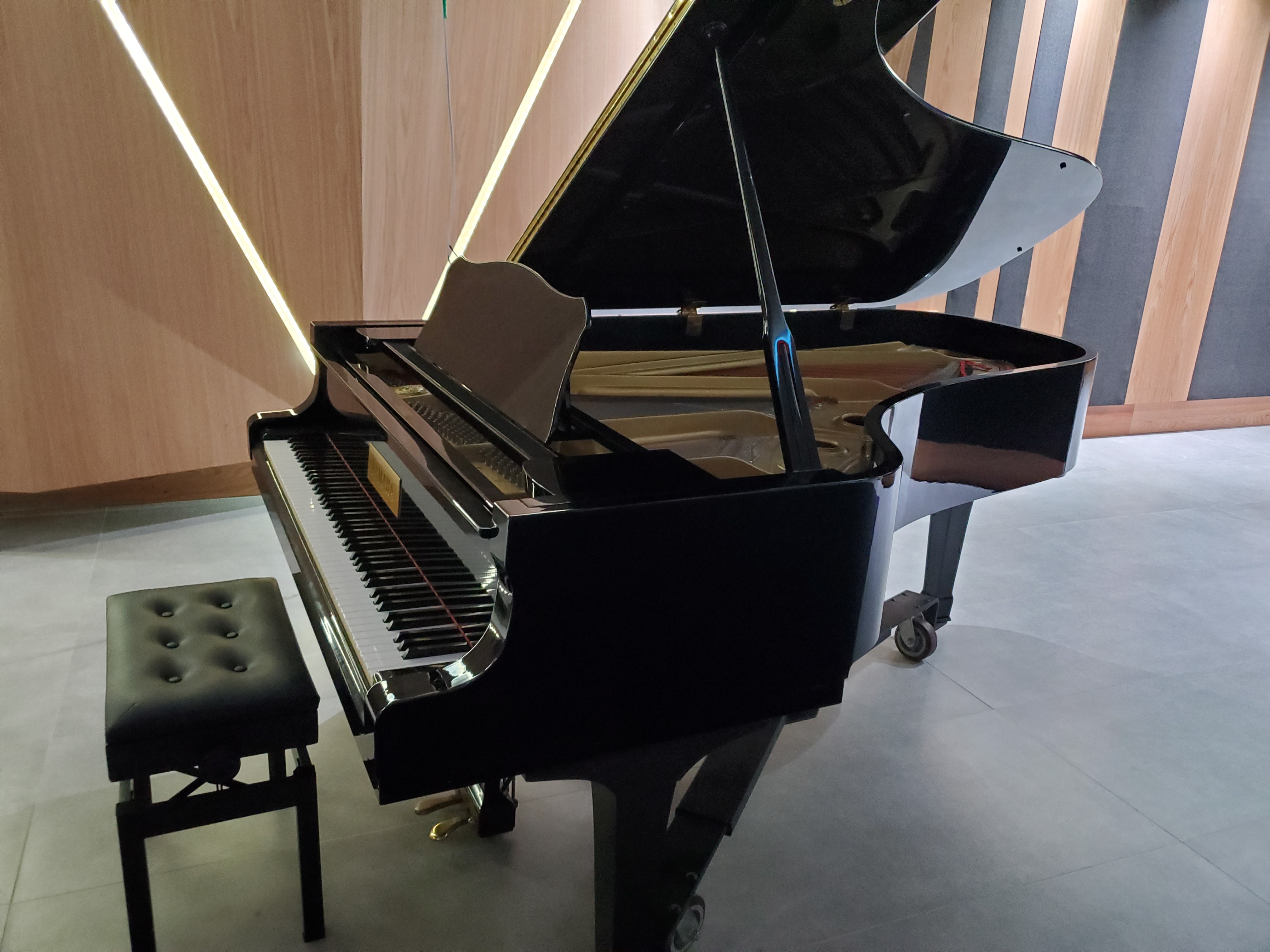 Yamaha C7 Concert Grand Piano